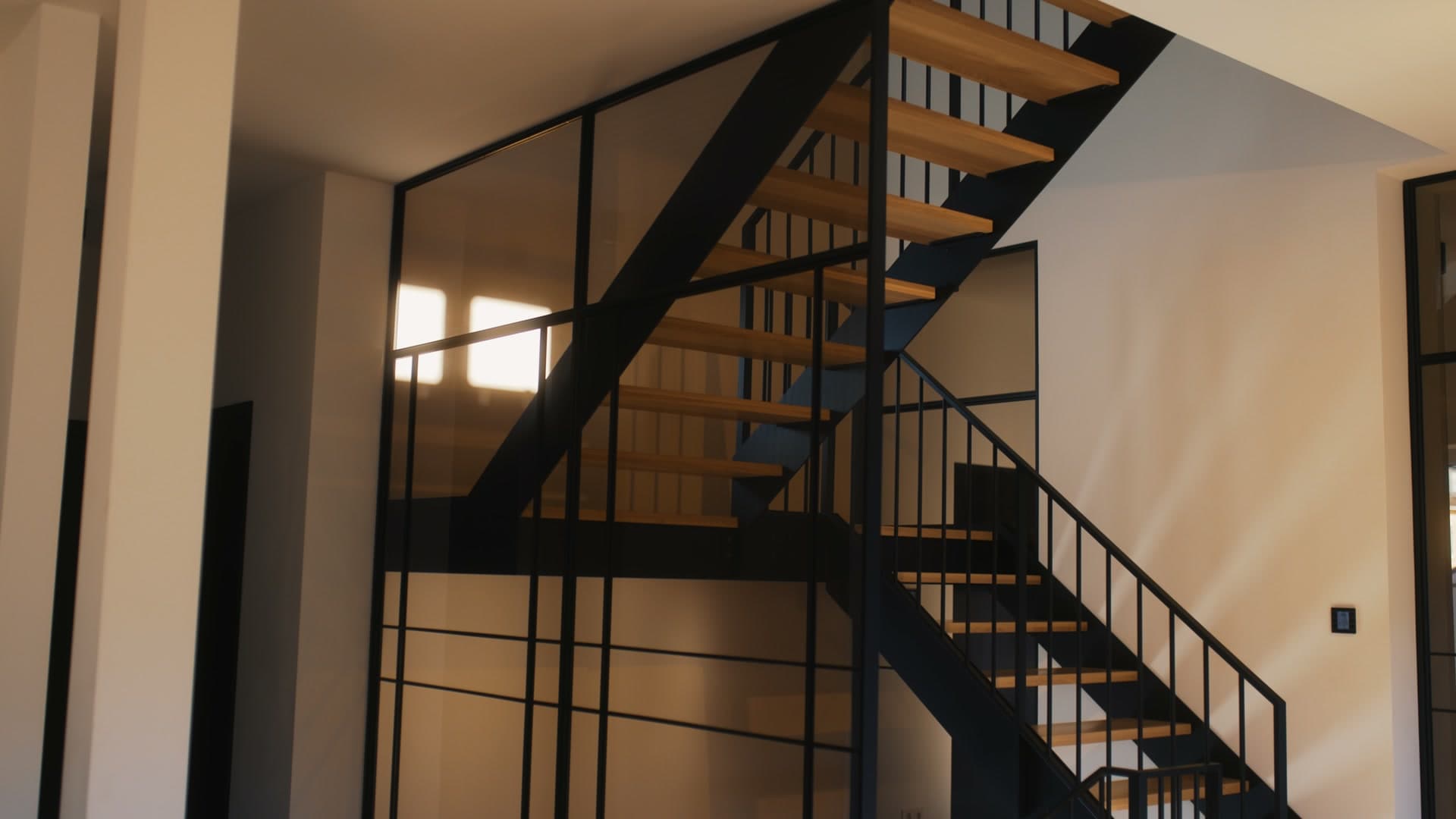 LoftVision Lofttür aus Stahl und Glas in einem modernen Loft