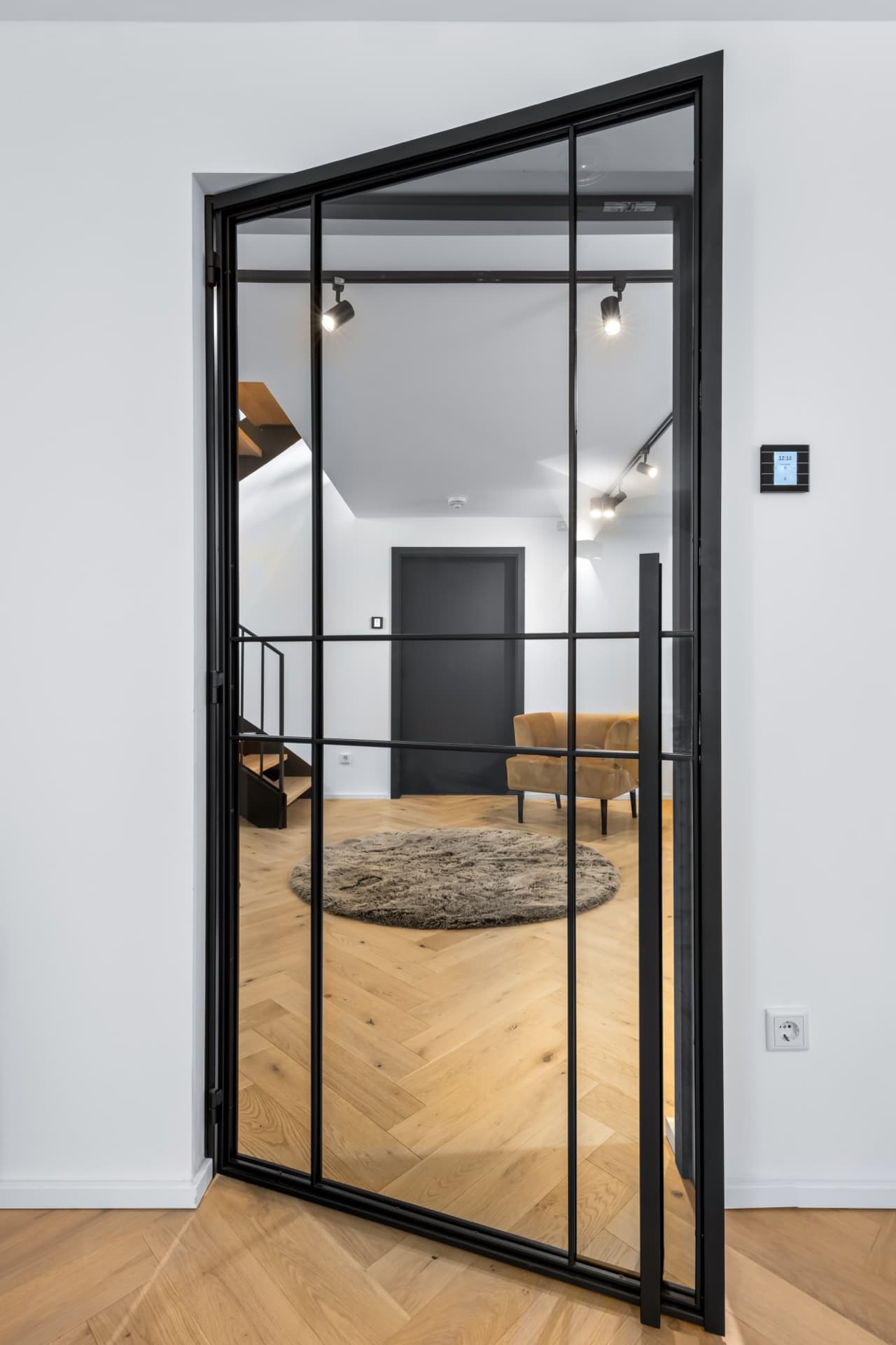 LoftVision Drehtür aus Stahl und Glas — einflügelige Lofttür mit Sprossenmuster, klassisch und vielseitig für Wohnzimmer, Schlafzimmer und Durchgänge im Industrial-Stil