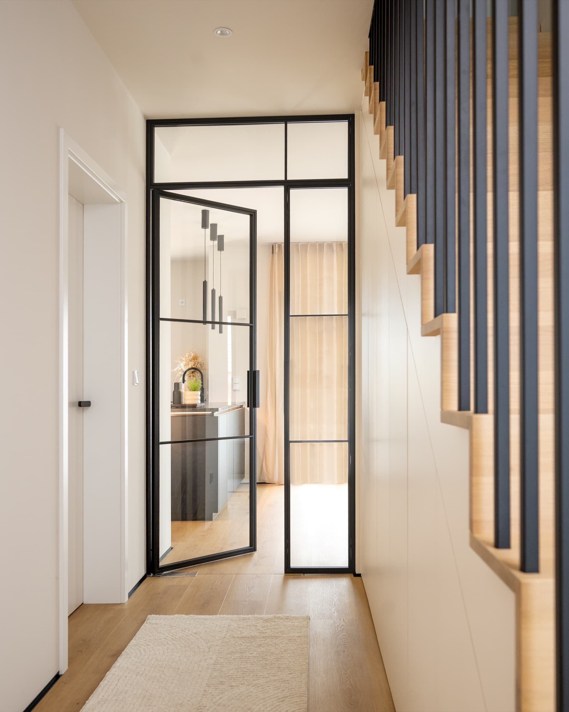 LoftVision Pendeltür aus Stahl und Glas — beidseitig schwingende Lofttür mit selbstschließendem Federmechanismus, ideal zwischen Küche und Esszimmer, barrierefrei und geräuscharm