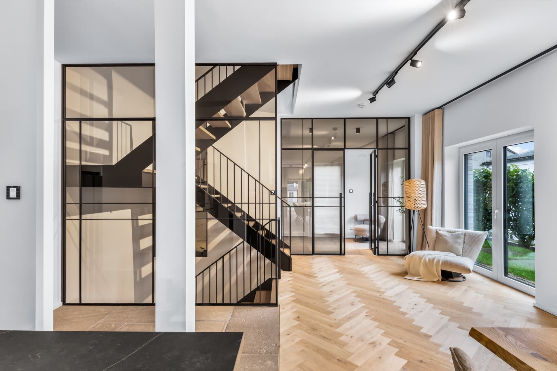 LoftVision Festelement aus Stahl und Glas — feststehende Glaswand als Raumtrenner ohne Öffnungsmechanik, maximales Licht und klare Linien für offene Grundrisse und Treppenhäuser